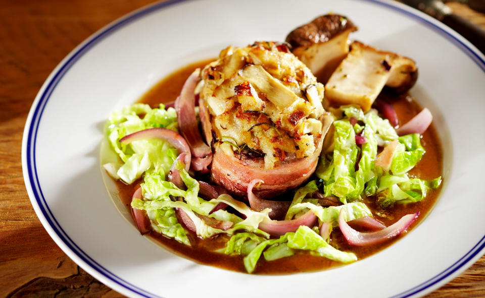 Hirschsteak mit Steinpilzkruste und Kohl