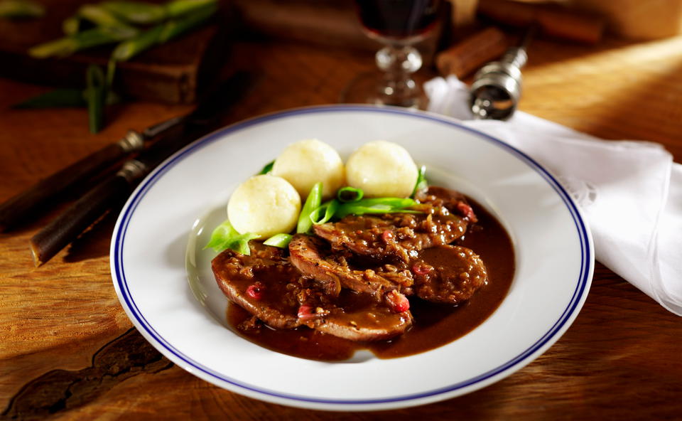 Rehschnitzel mit Hagebuttensauce und Grießknöderln