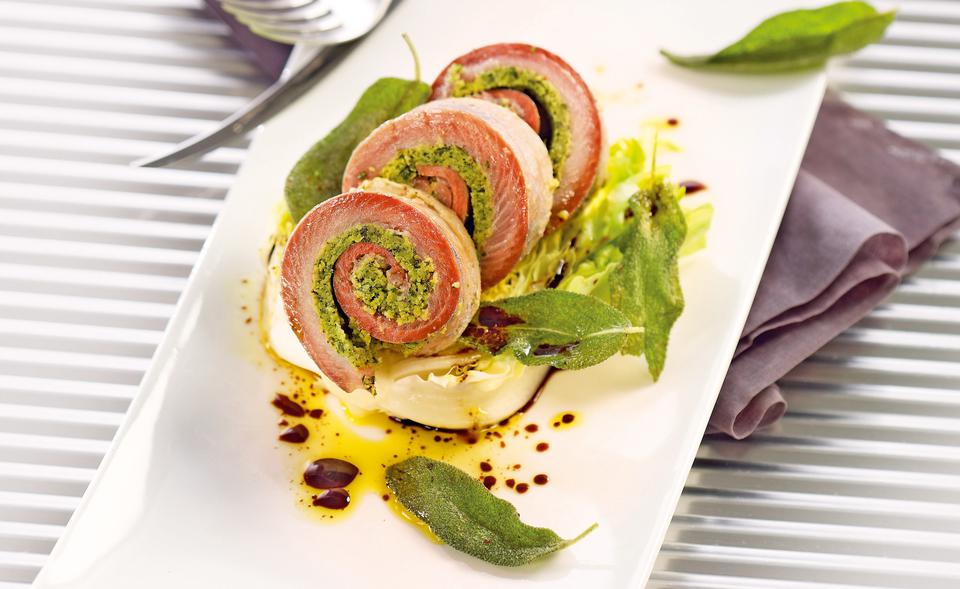 Matjesröllchen mit Kräutercreme auf Eisbergsalat