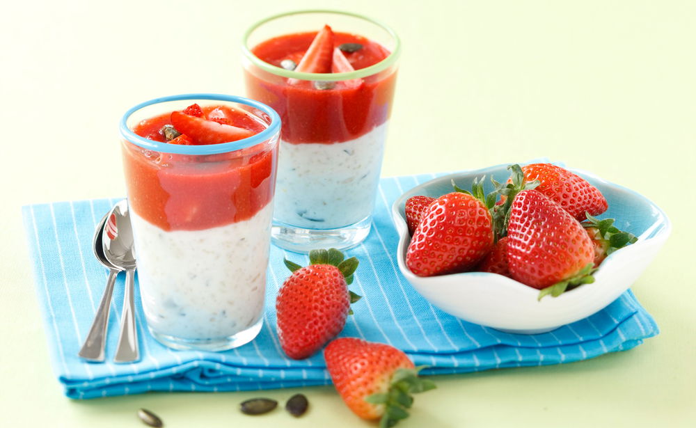 Minzecreme mit Erdbeersauce • Rezept • GUSTO.AT