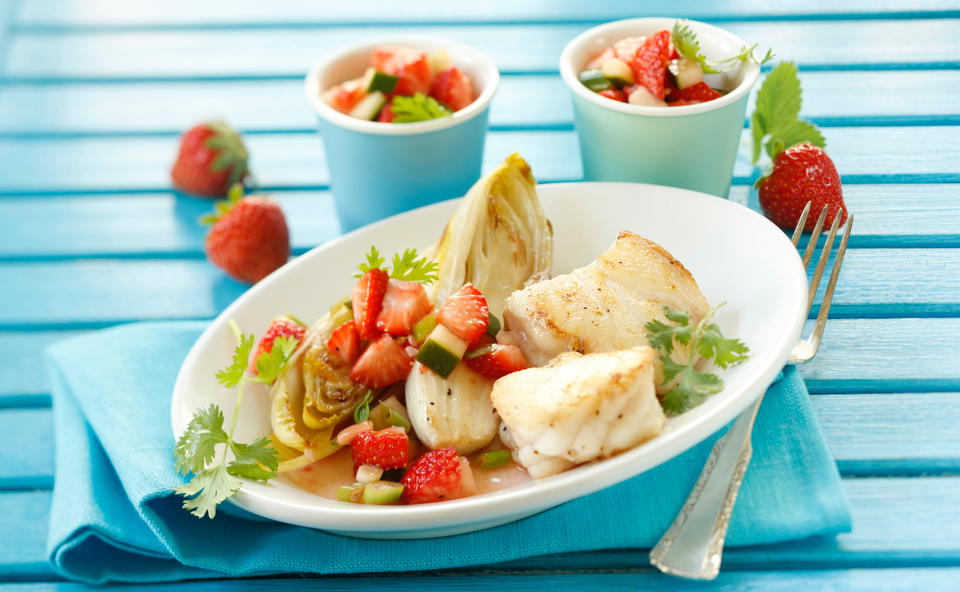 Seeteufel mit Chicorée und Erdbeer-Salsa • Rezept • GUSTO.AT