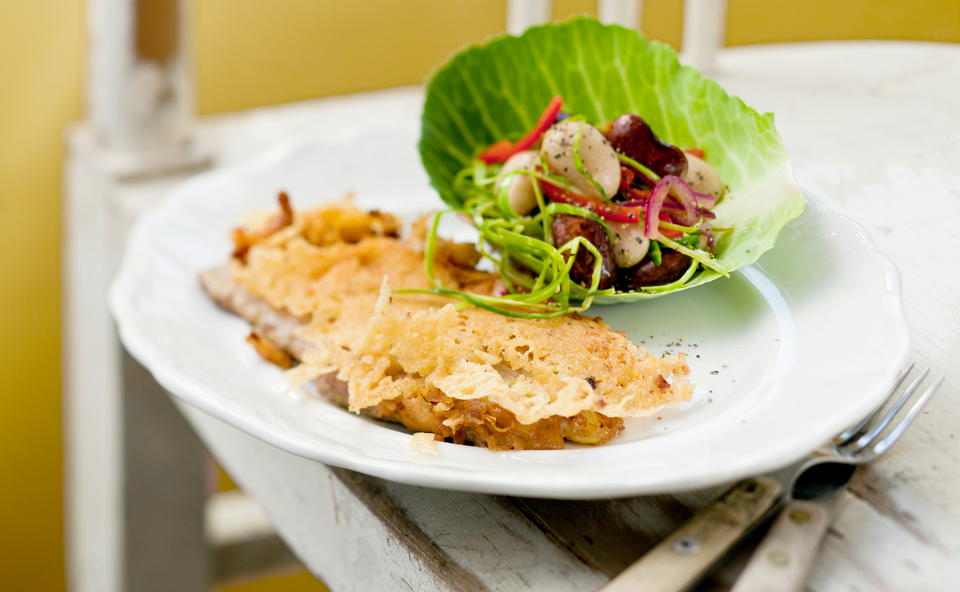 Parmesan-Kräuterschnitzel mit Bohnen-Krautsalat