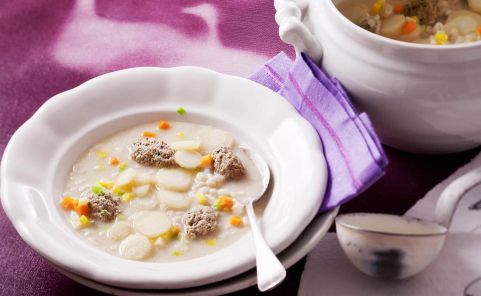 Ganslsuppe mit Rollgerste und Lebernockerln