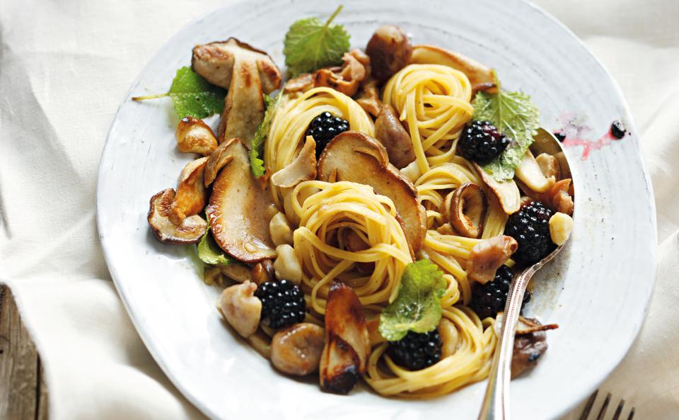 Steinpilz-Pasta mit Brombeeren