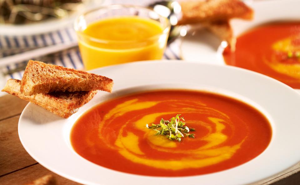 Gemüsecreme-Suppe mit Zimtecken