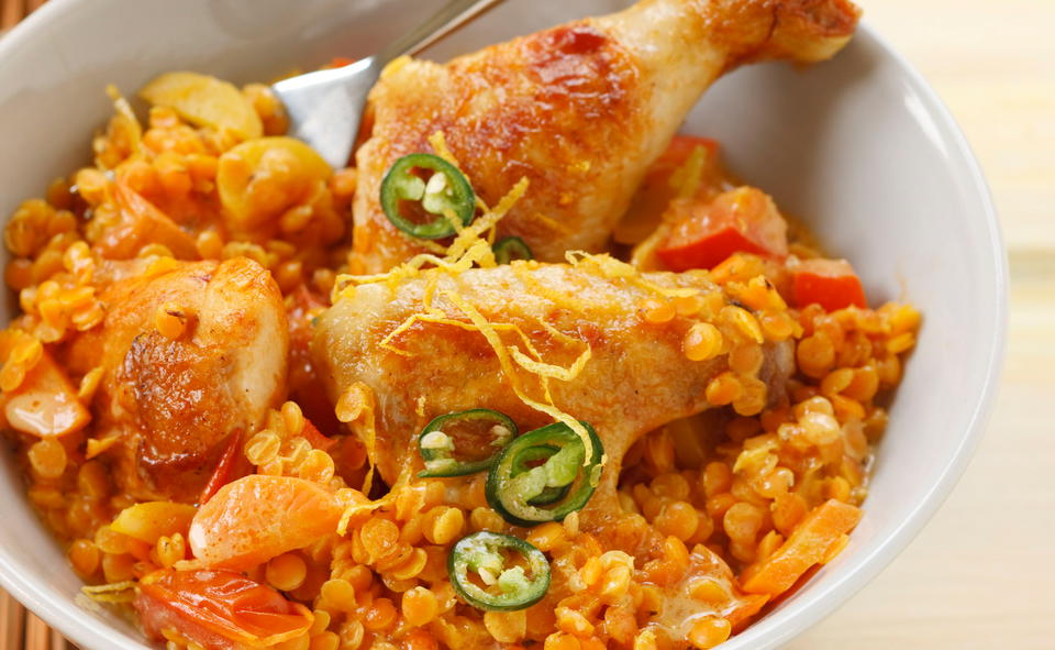 Rotes Linsencurry mit Huhn, Kokos und Chili • Rezept • GUSTO.AT