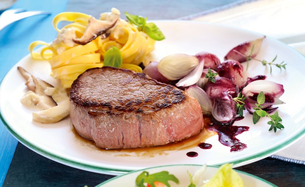 Steak mit Rotwein-Schalotten und Pilz-Tagliatelle • Rezept • GUSTO.AT