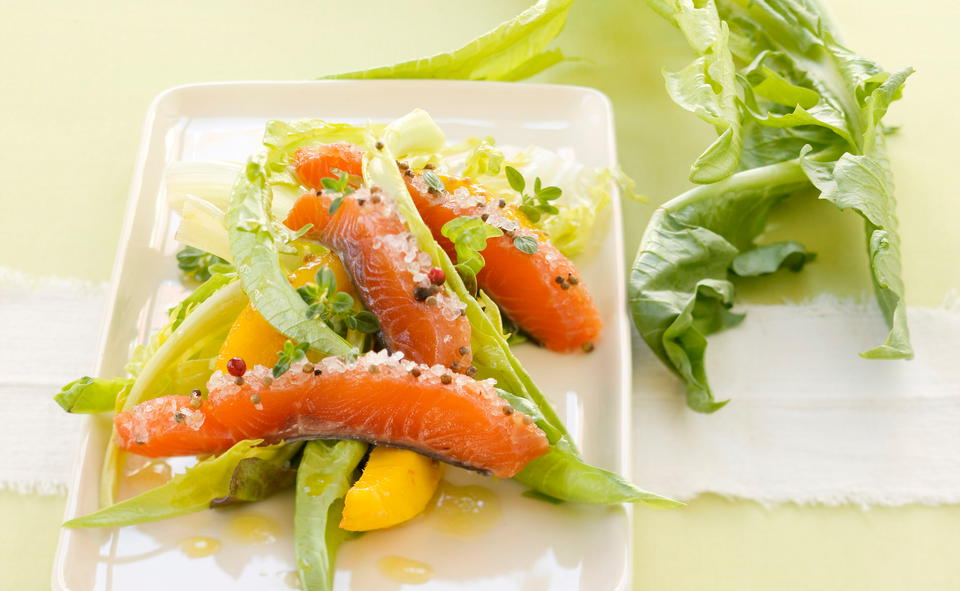 Gebeizter Lachs mit Mango und Löwenzahnsalat