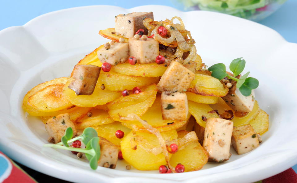 Erdäpfel-Gröstl mit Räuchertofu und Krautsalat