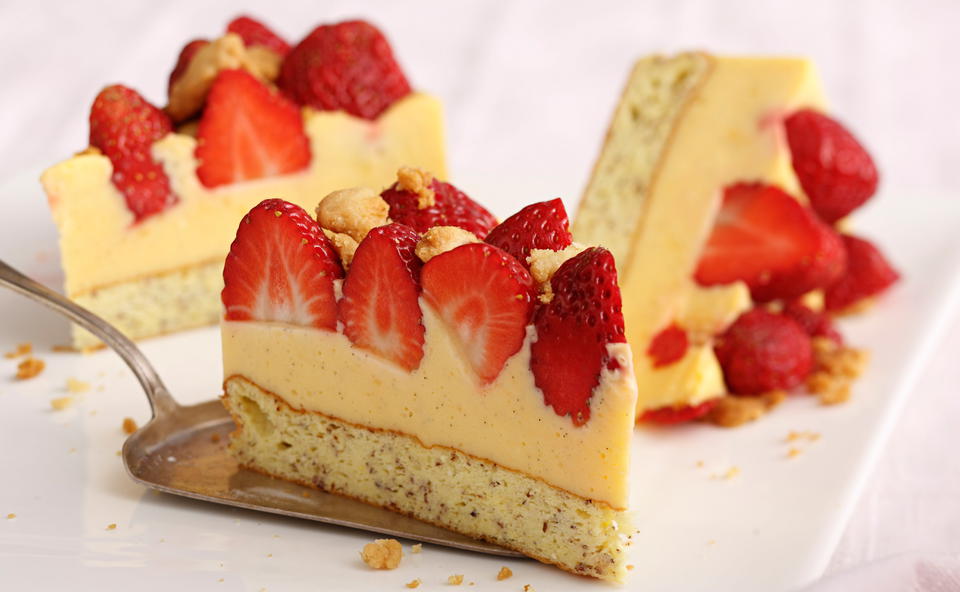 Erdbeertorte mit Zitronencreme und Gewürzstreusel