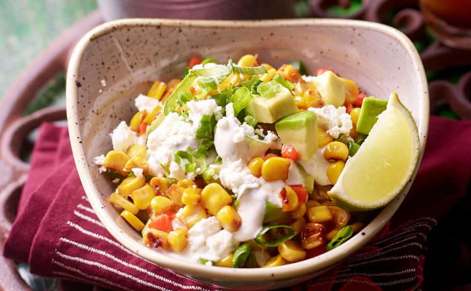 Esquites: Mexikanischer Mais-Salat mit Avocado