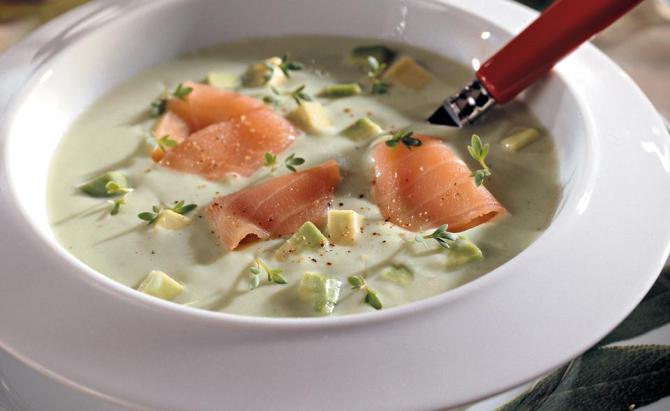 Kalte Avocadosuppe mit Räucherlachs