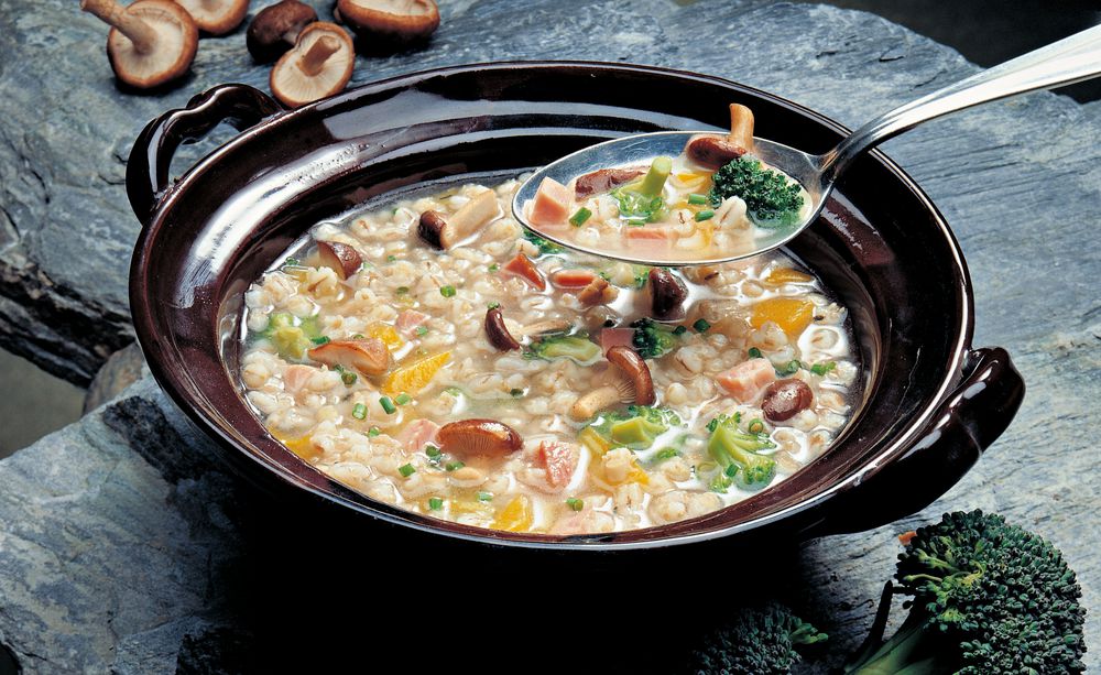 Rollgerstensuppe mit Selchfleisch und Pilzen • Rezept • GUSTO.AT