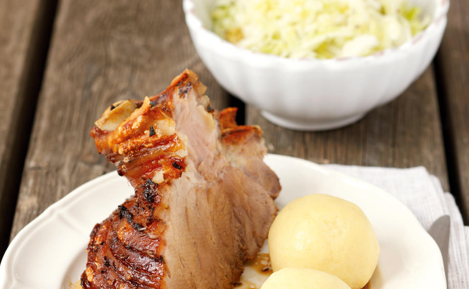 Schweinsstelze mit Krautsalat • Rezept • GUSTO.AT