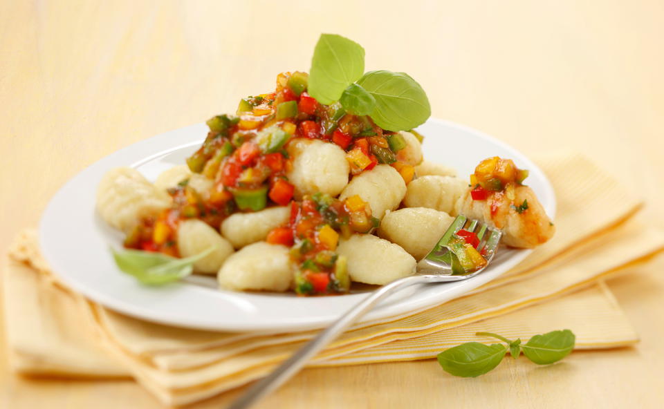 Gnocchi mit Paradeis-Paprikasauce