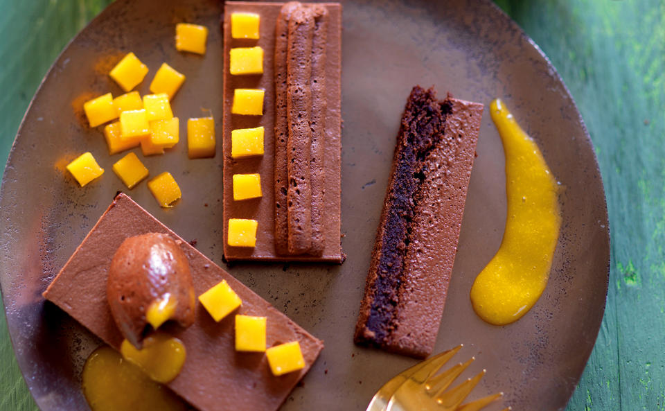 Schokomousse-Schnitte mit Mango