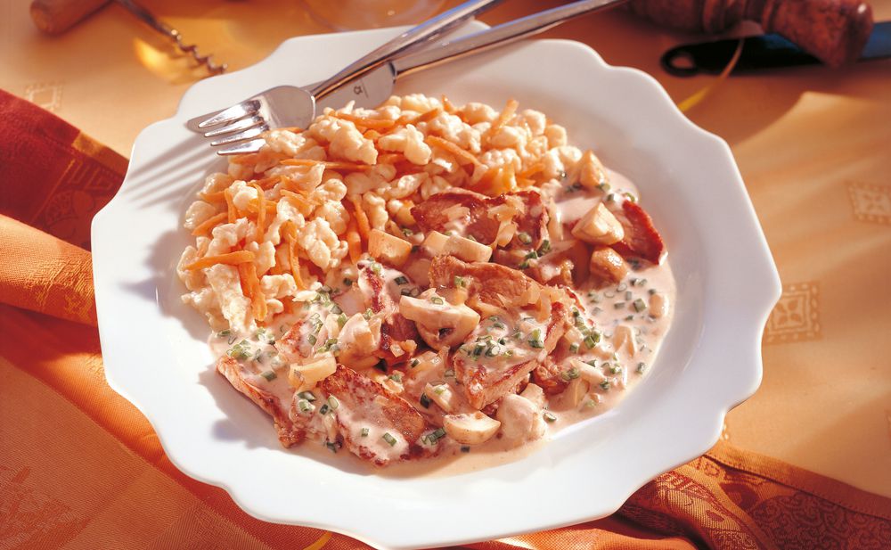 Kalbs-Geschnetzeltes mit Schwammerln und Karottenspätzle • Rezept
