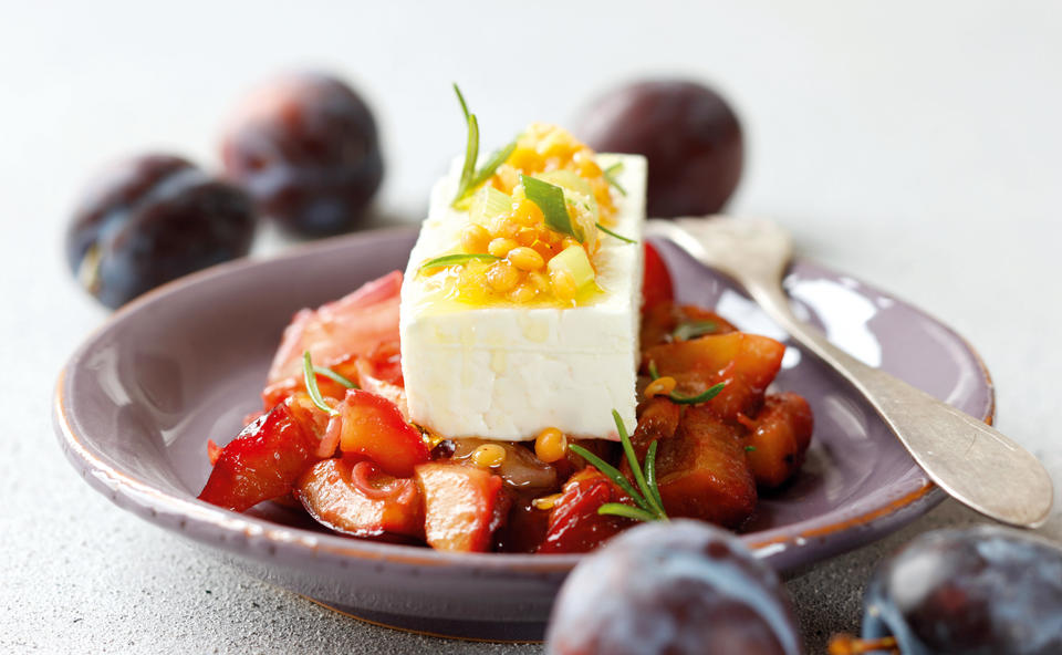 Schafkäse mit gebratenen Zwetschken und Linsen