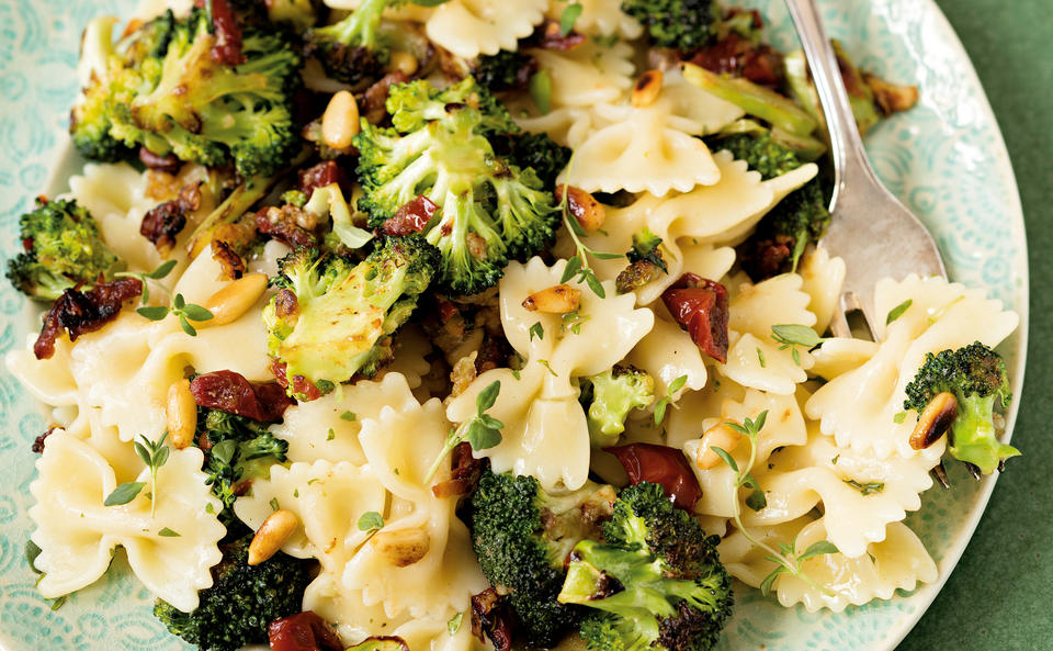 Farfalle mit Brokkoli, Sardellen und Pignoli