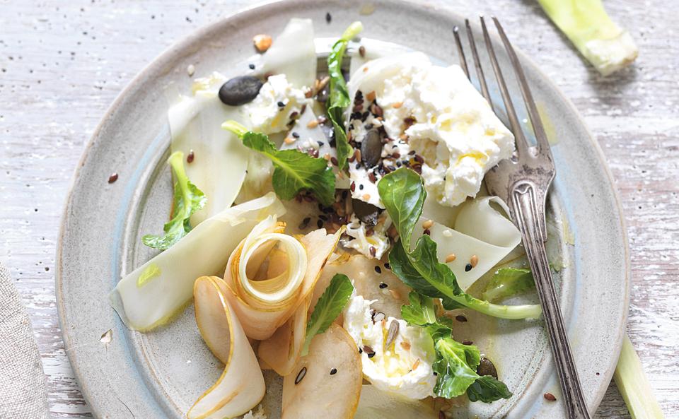 Brokkolistamm-Salat mit Burrata