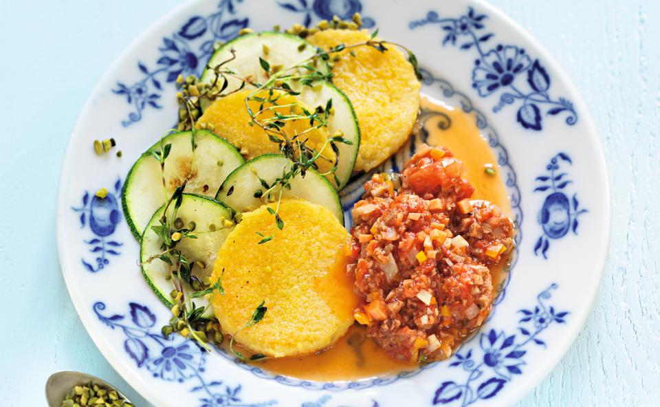 Seitan-Bolognese mit Zucchini und Polenta