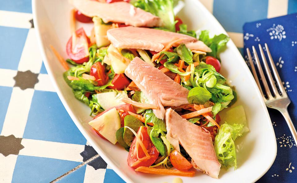 Geräuchertes Saiblingsfilet auf sommerlichem Salat