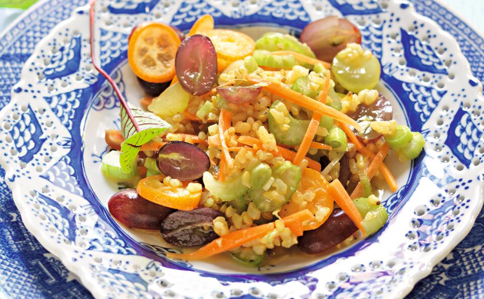 Karibischer Reissalat mit Früchten und Gemüse