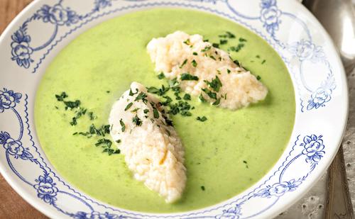 Bild: GUSTO / Theresa Schrems 10 vegetarische Lieblingssuppen mit Nockerln
