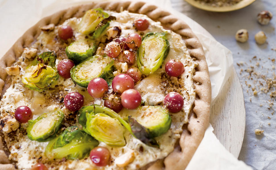 Kohlsprossen-Tarte mit Dukkah-Kruste