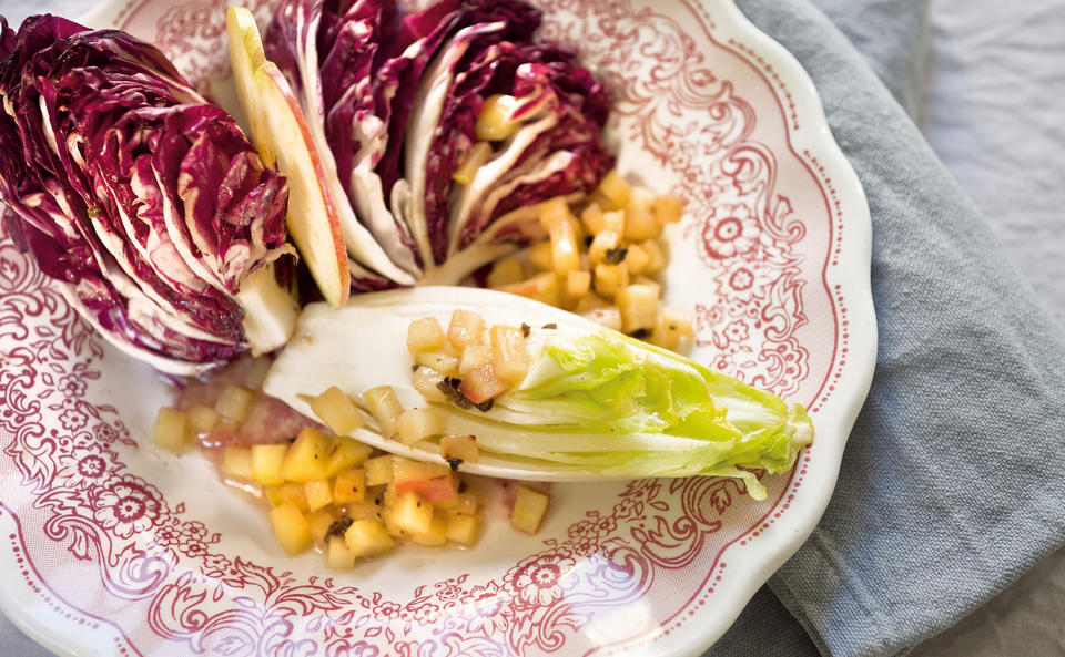 Bittersalat mit Apfel-Wacholder-Vinaigrette