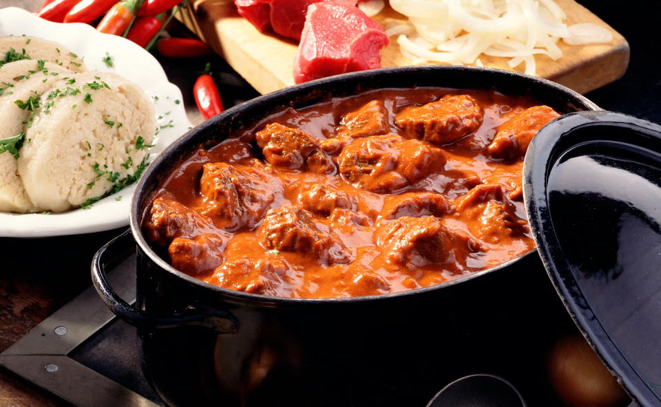 Rindsgulasch mit Böhmischen Knödeln