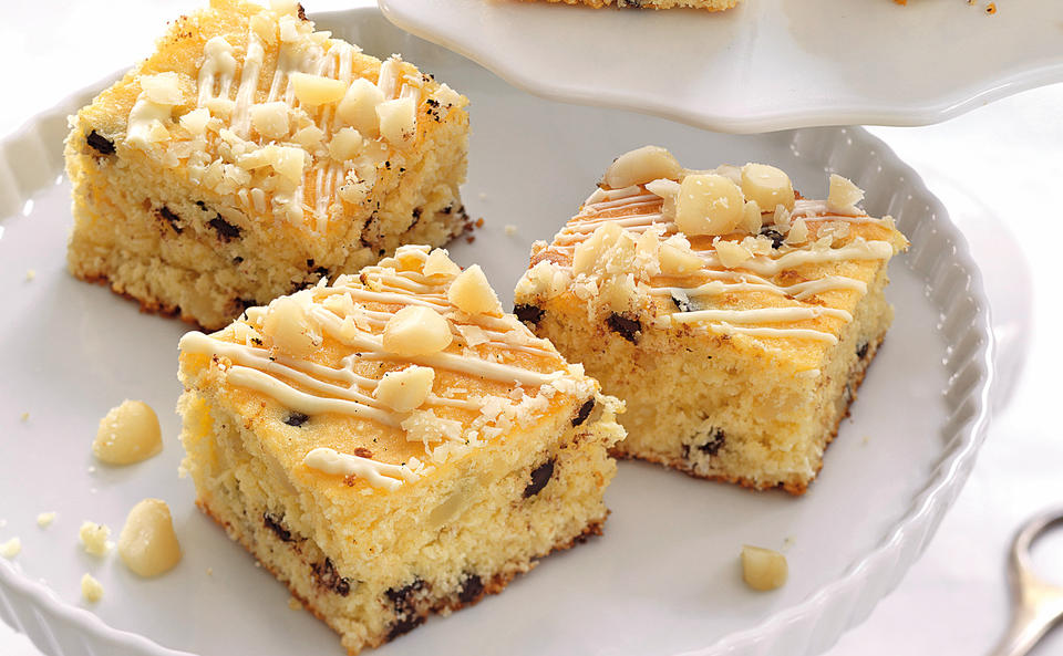 Kokos-Blondies mit Macadamia-Nüssen