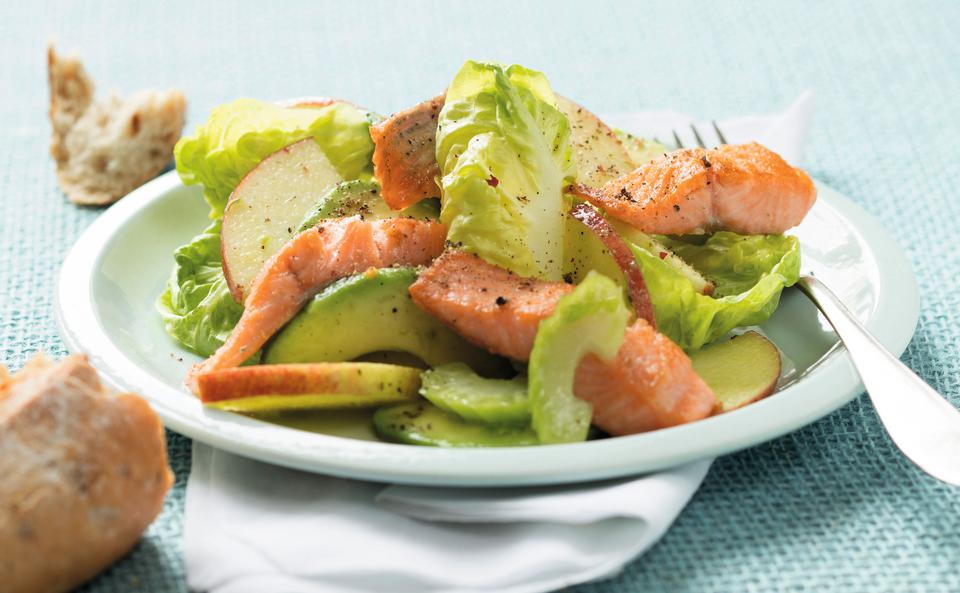 Avocado-Apfelsalat mit Lachsforelle