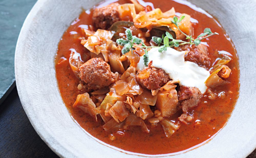 Eintopf mit Bratwurst, Kraut und Buchweizen • Rezept • GUSTO.AT