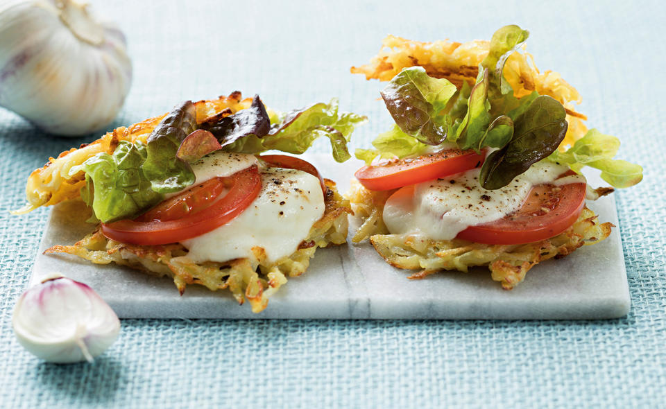 Caprese-Erdäpfelburger mit Mozzarella und Paradeisern