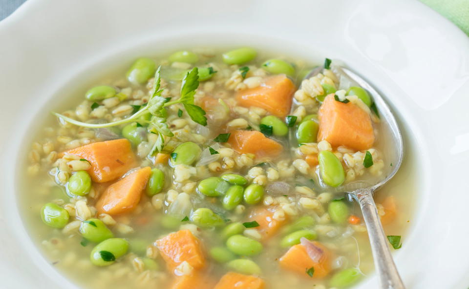 Süßkartoffelsuppe mit Sojabohnen