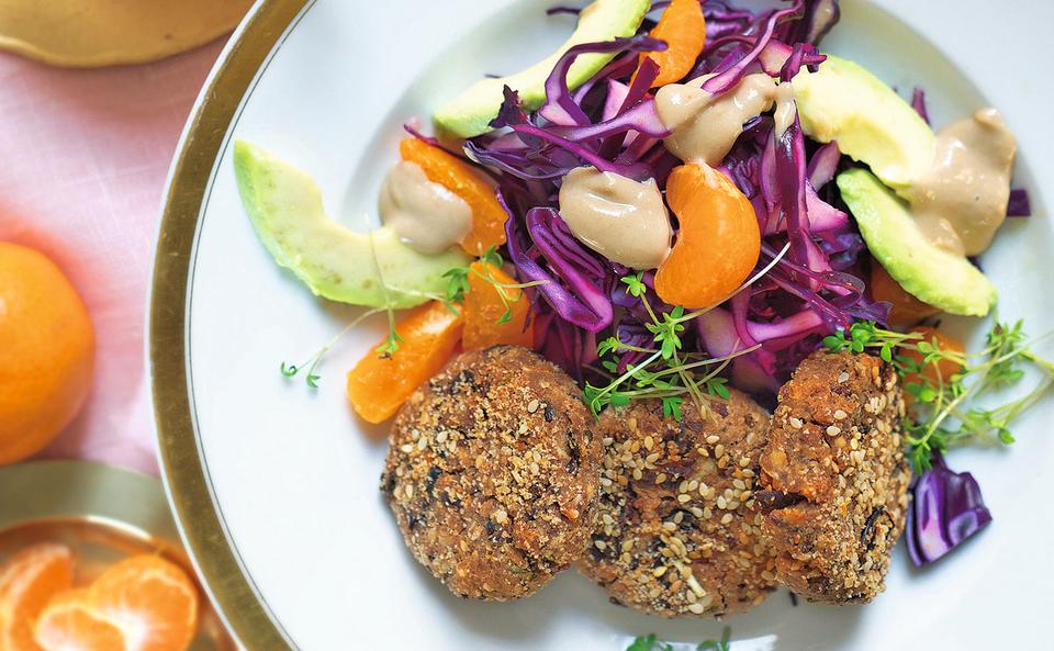 Käferbohnenlaibchen mit Rotkraut-Mandarinen-Salat