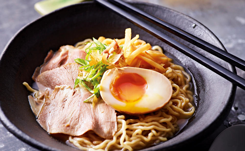 Okra-Ramen mit Soja-Ei und Chashu