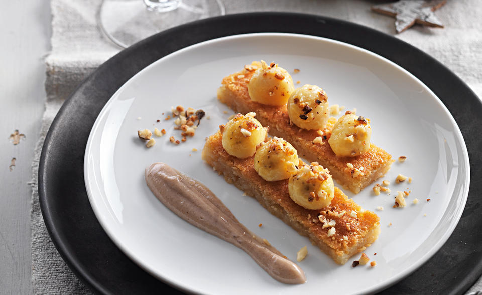 Macadamiakuchen mit Bananen und Streusel