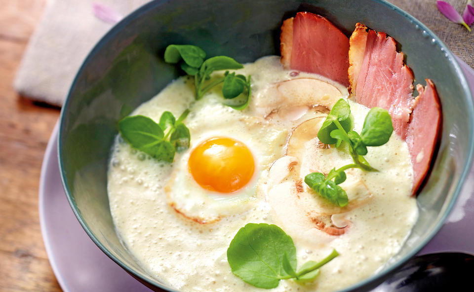 Champignon-Cremesuppe mit Entenbrust und Wachtelei