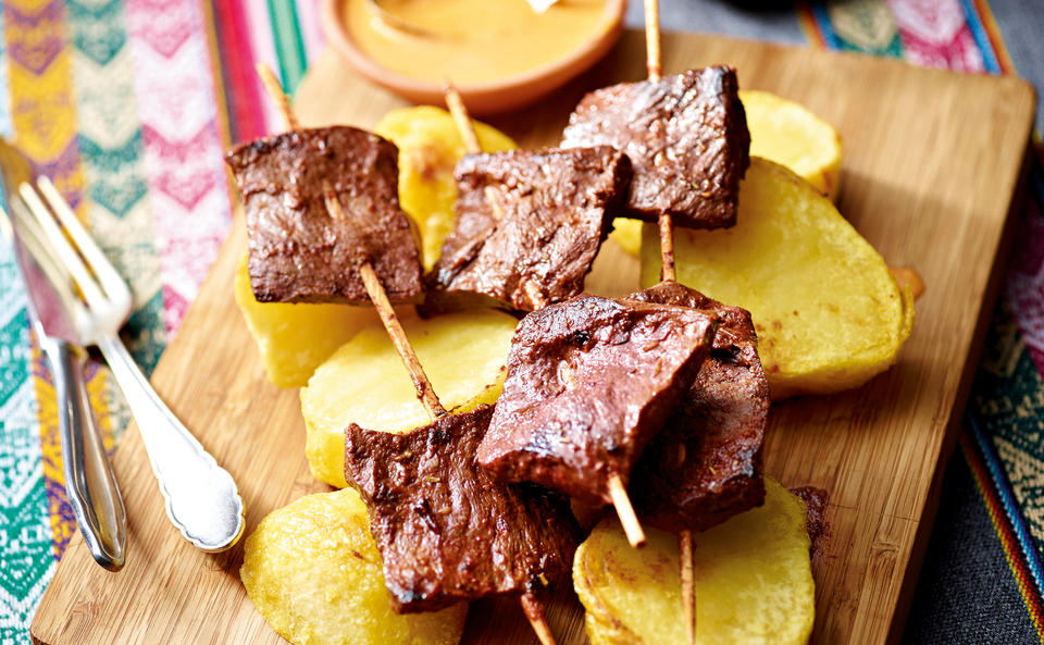 Anticucho: Mariniertes Rinderherz mit scharfer Sauce und Sauce Tartare