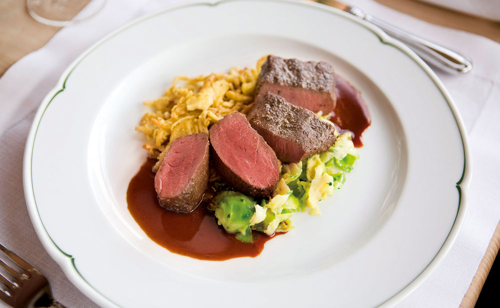 Zartrosa Rehrückenfilet mit Kohlsprossen und Nuss-Spätzle • Rezept