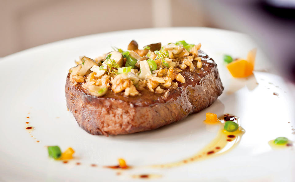 Überbackenes Rindsfilet mit Nüssen und Bohnen