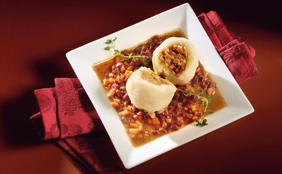 Erdäpfel-Maroniknödel mit Ganslragout