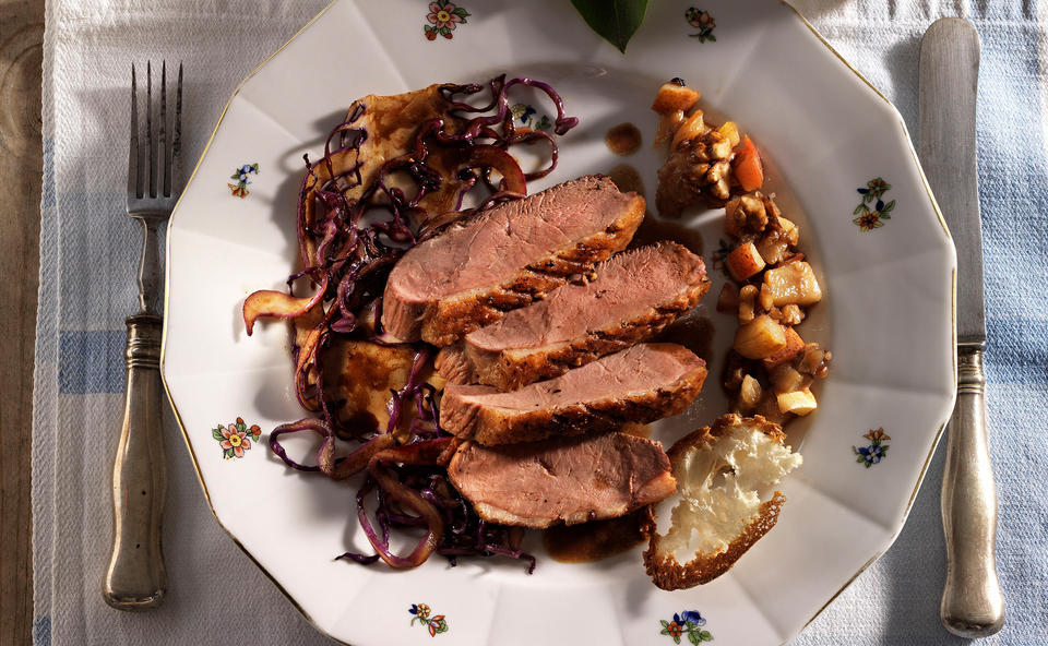 Entenbrust mit Balsamico-Rotkraut und Karamellbirnen