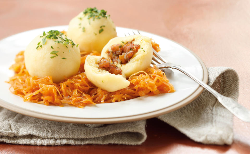 Grammelknödel mit Paprikakraut