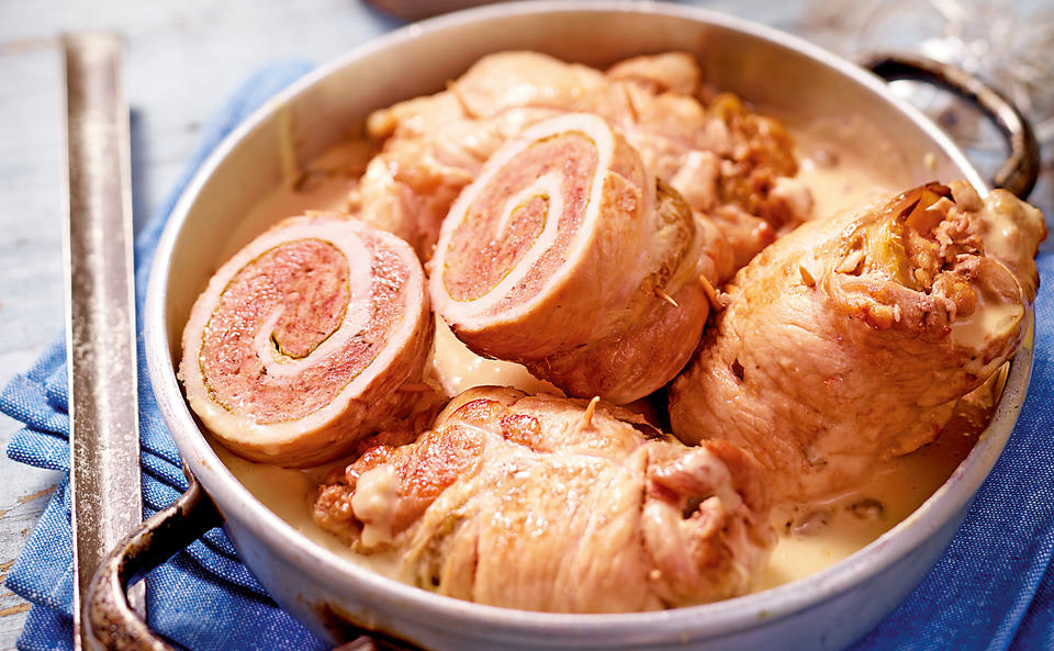 Schweinsroulade mit Kapernsauce und Erdäpfelrösti • Rezept • GUSTO.AT