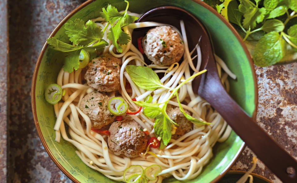 Vietnamesischer Nudeltopf mit Fleischbällchen