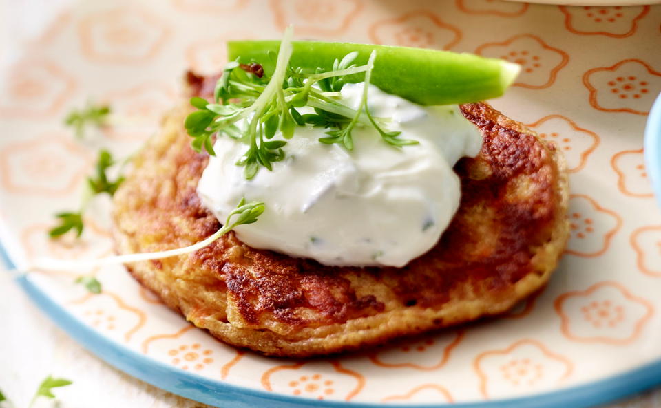 Karotten-Blinis mit Schnittlauchdip