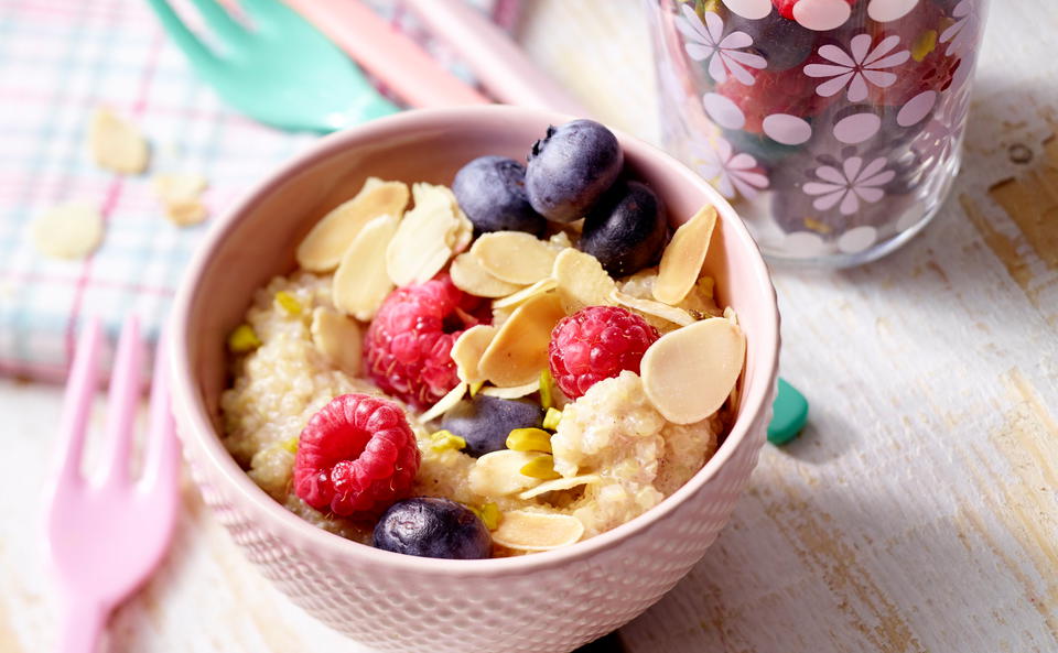 Quinoa-Koch mit Beeren